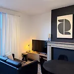 Daire Cosy 2-room For 4 Guests Near Sint-pieters Station, And Close To The Centre