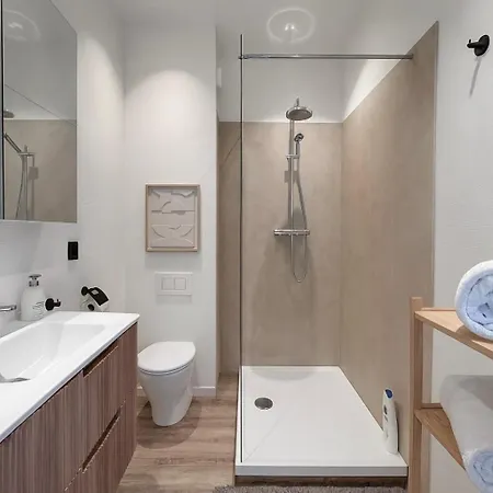 Apartment Cosy 2-room For 4 Guests Near Sint-pieters Station, And Close To The Centre