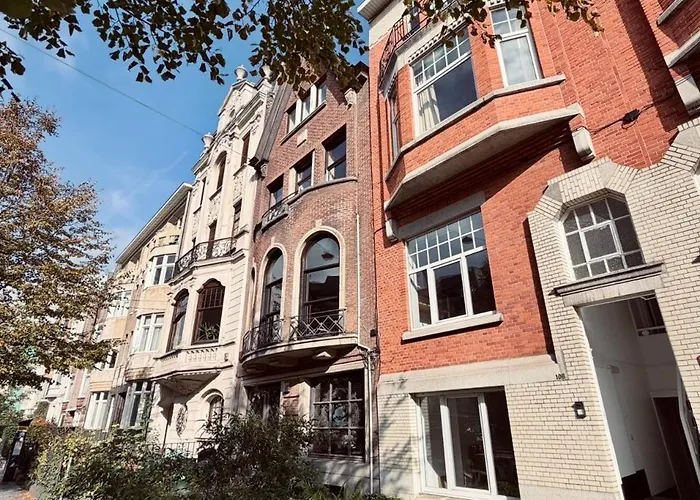 Apartment Cosy 2-room For 4 Guests Near Sint-pieters Station, And Close To The Centre