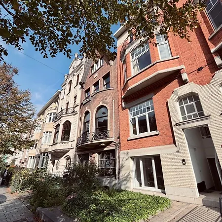 Apartamento Cosy 2-room For 4 Guests Near Sint-pieters Station, And Close To The Centre